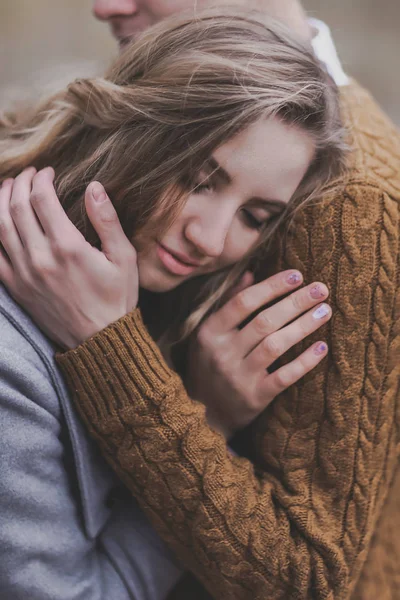 Soft and blur portrait of sweet love, couple hugging with bokeh — Stock Photo, Image