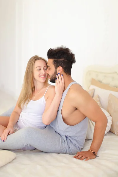 愛するカップルの寝室のプライバシーで幸せの完璧な朝 nex — ストック写真