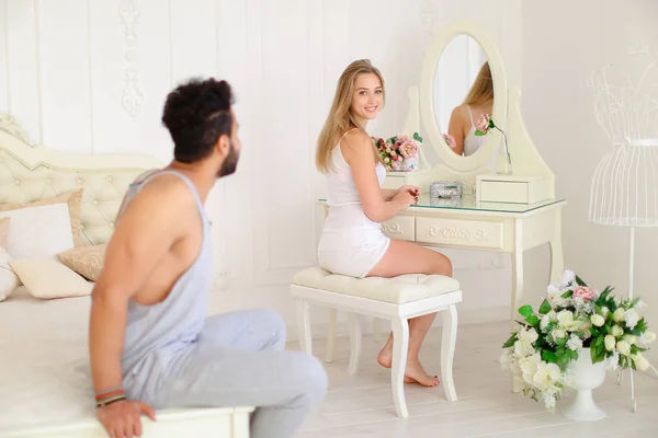 Amantes hombre y mujer hablando en dormitorio luminoso, sentado a la mesa — Foto de Stock