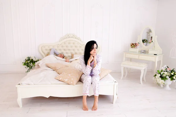 Meisje ontwaakt Guy ochtend witte Bed op kamer — Stockfoto