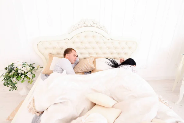 Ritratto di famiglia in pigiama sul letto e parlare offesa — Foto Stock