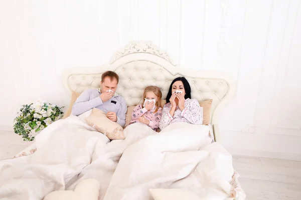 Familie ziek, niezen, en thuis in Bed liggen — Stockfoto