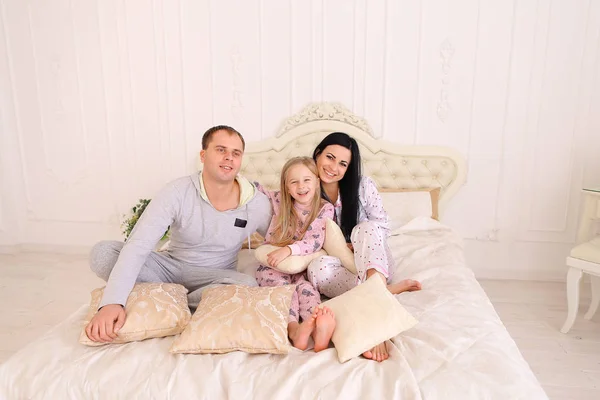 Retrato de família feliz em pijama sorrindo e olhando para camer — Fotografia de Stock