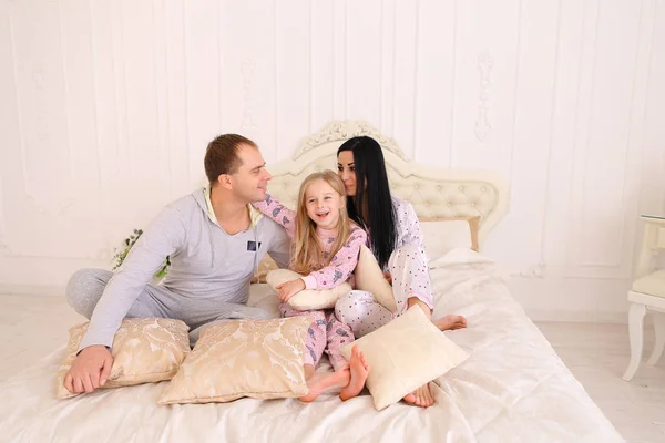 Portret van gelukkige familie in pyjama glimlachen en kijken naar camer — Stockfoto