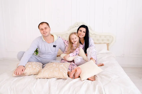 Retrato de família feliz em pijama sorrindo e olhando para camer — Fotografia de Stock