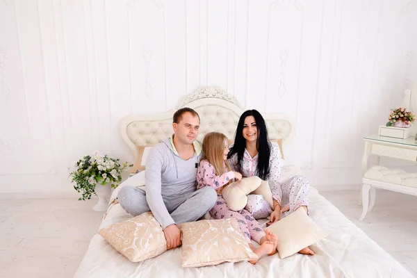 Portret szczęśliwą rodzinę w piżamie, uśmiechając się i patrząc na kamery i — Zdjęcie stockowe