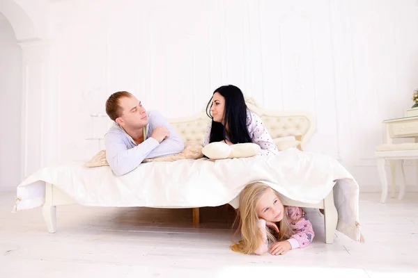 Dochter verstopt onder het Bed, pappa en mamma thuis gesproken — Stockfoto