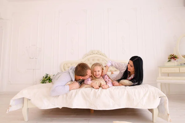 Żona, mąż i córka przytulanie i uśmiechając się portret famil — Zdjęcie stockowe