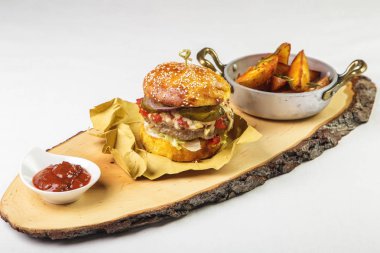 Garnitür ve ahşap Beyaz tahtada sosu sulu hamburger etli