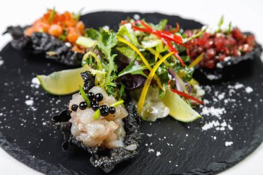 Aperatif demir çelik cips beyaz taş gemide deniz ürünleri ile doldurulmuş