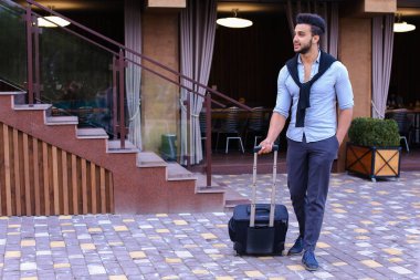 Genç adam Arap işadamı öğrenci geldiysen oraya restoran ile Su için