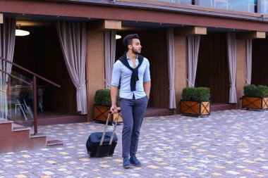 Genç adam Arap işadamı öğrenci geldiysen oraya restoran ile Su için