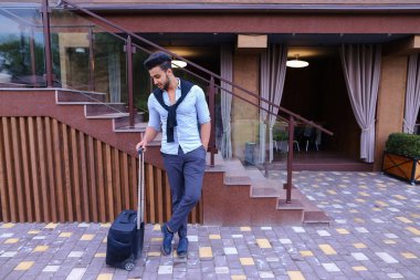 Genç adam Arap işadamı öğrenci geldiysen oraya restoran ile Su için