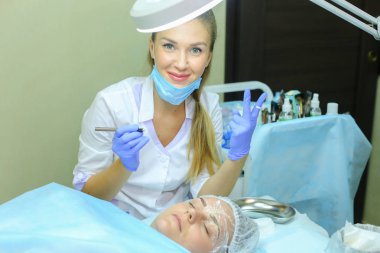 Kameraya bakarak ve gülümseyen, kendimi şirin kız ana kaşları