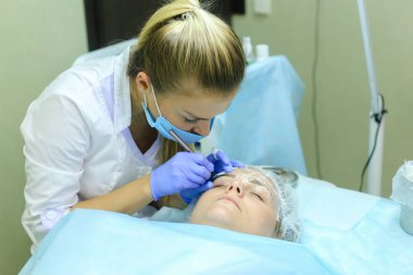 Fe çizim üzerinde çalışmaya konsantre kız ana mikrobleydingu