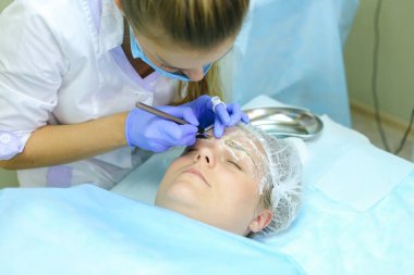 Fe çizim üzerinde çalışmaya konsantre kız ana mikrobleydingu