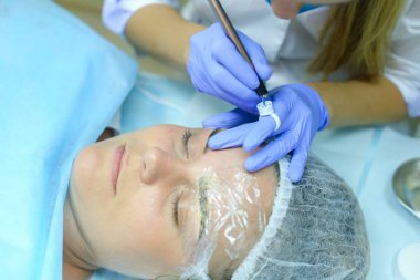 Fe çizim üzerinde çalışmaya konsantre kız ana mikrobleydingu