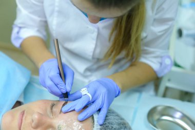 Fe çizim üzerinde çalışmaya konsantre kız ana mikrobleydingu