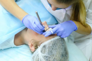 Fe çizim üzerinde çalışmaya konsantre kız ana mikrobleydingu