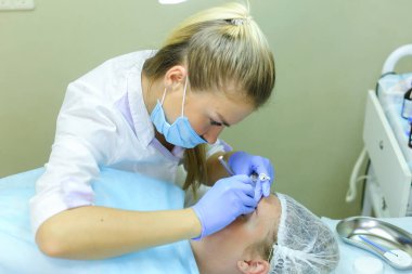 Fe çizim üzerinde çalışmaya konsantre kız ana mikrobleydingu