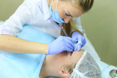 Fe çizim üzerinde çalışmaya konsantre kız ana mikrobleydingu