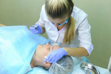 Fe çizim üzerinde çalışmaya konsantre kız ana mikrobleydingu