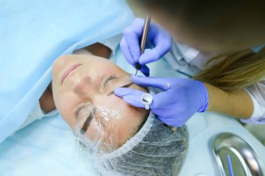 Fe çizim üzerinde çalışmaya konsantre kız ana mikrobleydingu