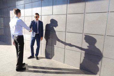 İki güzel kendine güvenen genç adam karşılamak için Girişimciler ve gree