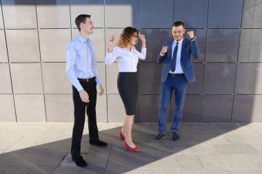 Sevinirler başarı, üç güzel enerjik insanlar güldü, gülümseyen