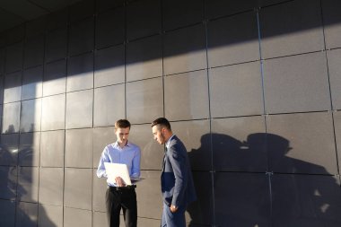 Çekici aktif genç erkek, işadamı, öğrenci tutar kucak