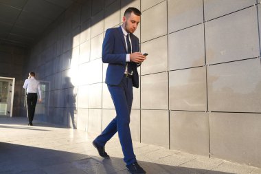 Yakışıklı aktif genç bakış açısı çocuklar, öğrenciler her karşılamak gitmek