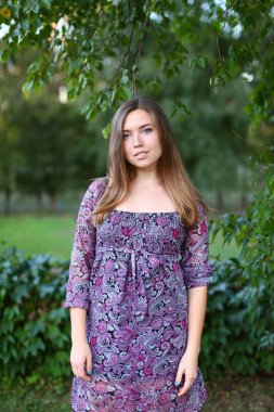 Güzel genç kadın gülümseyerek ve fotoğraflar için poz güzel bir