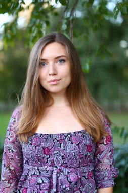 Güzel genç kadın gülümseyerek ve fotoğraflar için poz güzel bir