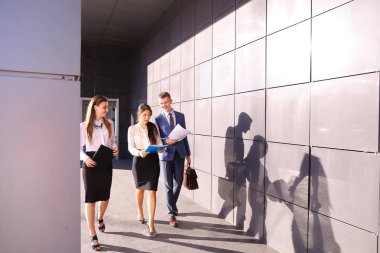 Üç kendine güvenen insanlar, öğrenciler, iki kız ve adam gidin ve