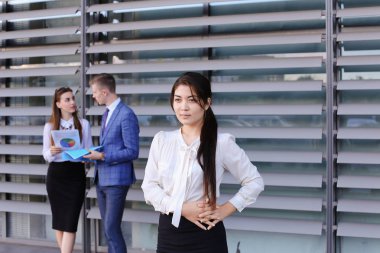Kendine güvenen genç iş kadını, öğrenci aittir, w mola aldı