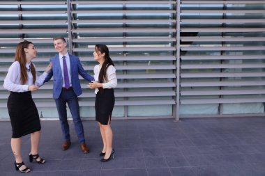 İki zarif genç kadın, iş Bayanlar ve yakışıklı genç erkek