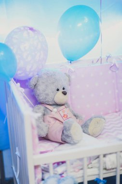 Portre bir çocuk oyuncak ayı pembe balonlar tonlarında