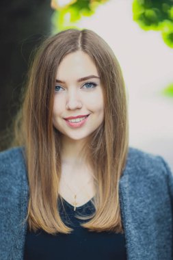 Gamze ile genç çekici kız gülümseme ve kameraya uzun sarı saçlı görünüyor