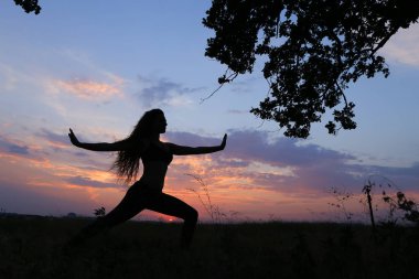 Çeşitli pozlar gösterilen ve alanında açık havada dans ince kız
