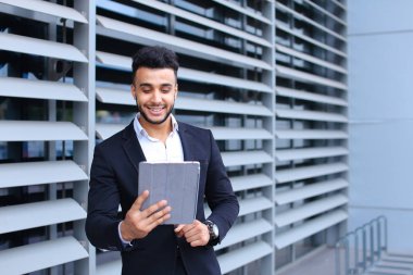 Arap adam gülümseyen iş merkezi standları