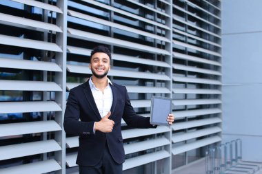 Arap adam gülümseyen iş merkezi standları