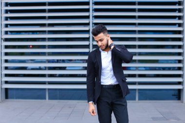 Genç Arap adam boyun ağrısı yorgun iş Merkezi'nde gösterir