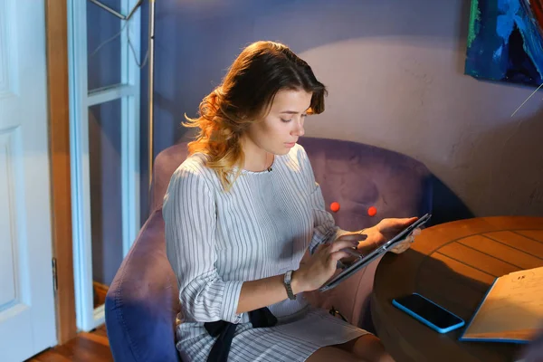 Mujer que utiliza la tecnología en la tableta del teléfono café —  Fotos de Stock