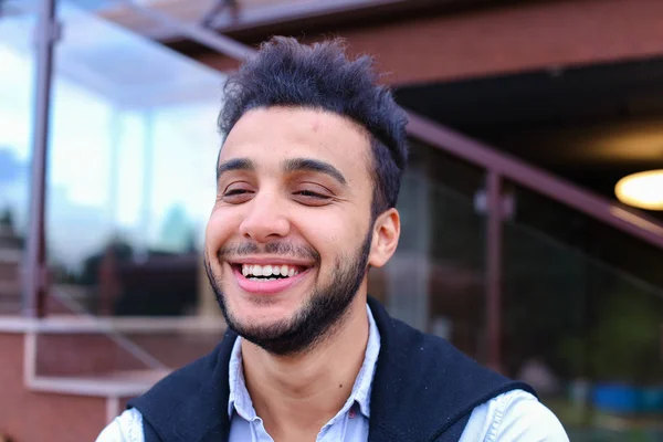 Retrato de alegre joven musulmán. Hombre sonriendo y posando un — Foto de Stock