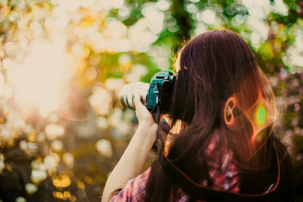 Soft blur portrait photographer takes picture with sun ligth — Stock Photo, Image