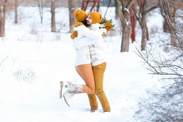 Portrait de jeune couple souriant et câlin en hiver sur backgr — Photo