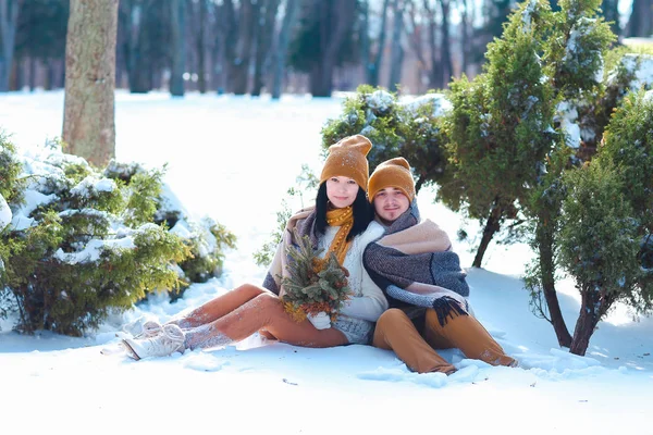 Portrait de jeune couple souriant et regardant dans la caméra en wint — Photo