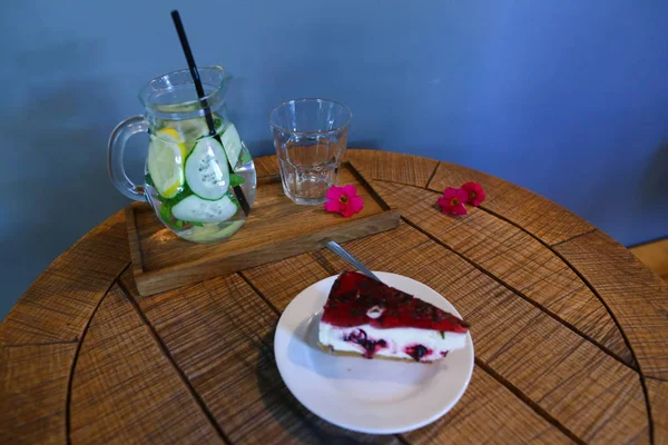 Sobremesa de fruto em café em chapa — Fotografia de Stock