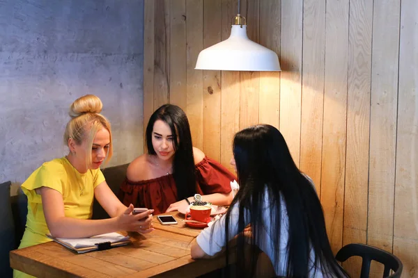 Drei schöne weibliche Nutzung Telefon — Stockfoto