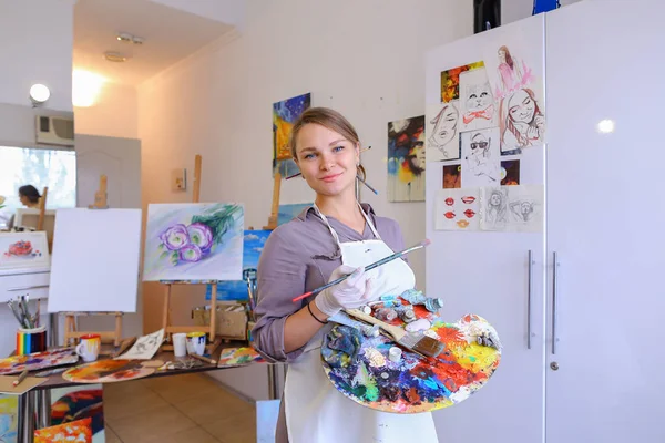 Femmes beau peintre posant et souriant, riant dans la caméra — Photo